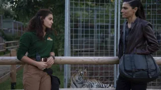 Aurora Giovinazzo e Valeria Solarino davanti a una tigre