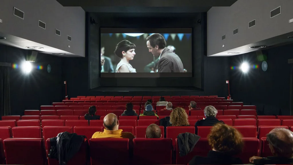 Una sala cinematografica. Il rapporto tra cinema e imprese indagato alla Festa di Roma