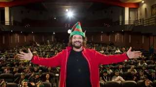 Tripudio di cappellini natalizi al cinema Astra di Lucca, per la presentazione di 'Elf me'