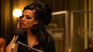 Amy Winehouse davanti ad un microfono.